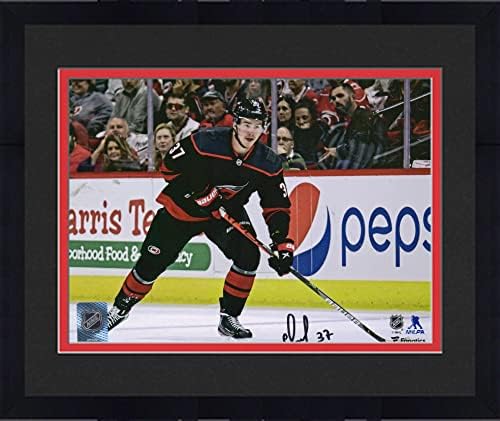 Поставена в рамка снимка на Андрей Свечникова Каролина хърикейнс с автограф 8 x 10 В черен цвят с кънки - Снимки на НХЛ с автограф