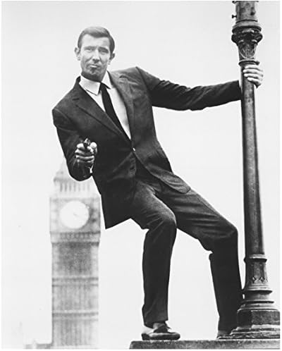 Джордж Лэзенби Виси на фонарном стълб в ролята на Джеймс Бонд Снимка с размери 8 х 10 см