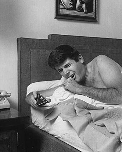 Дактари сериал Йельское лято с голи гърди се събужда в леглото снимка с размер 8х10 инча